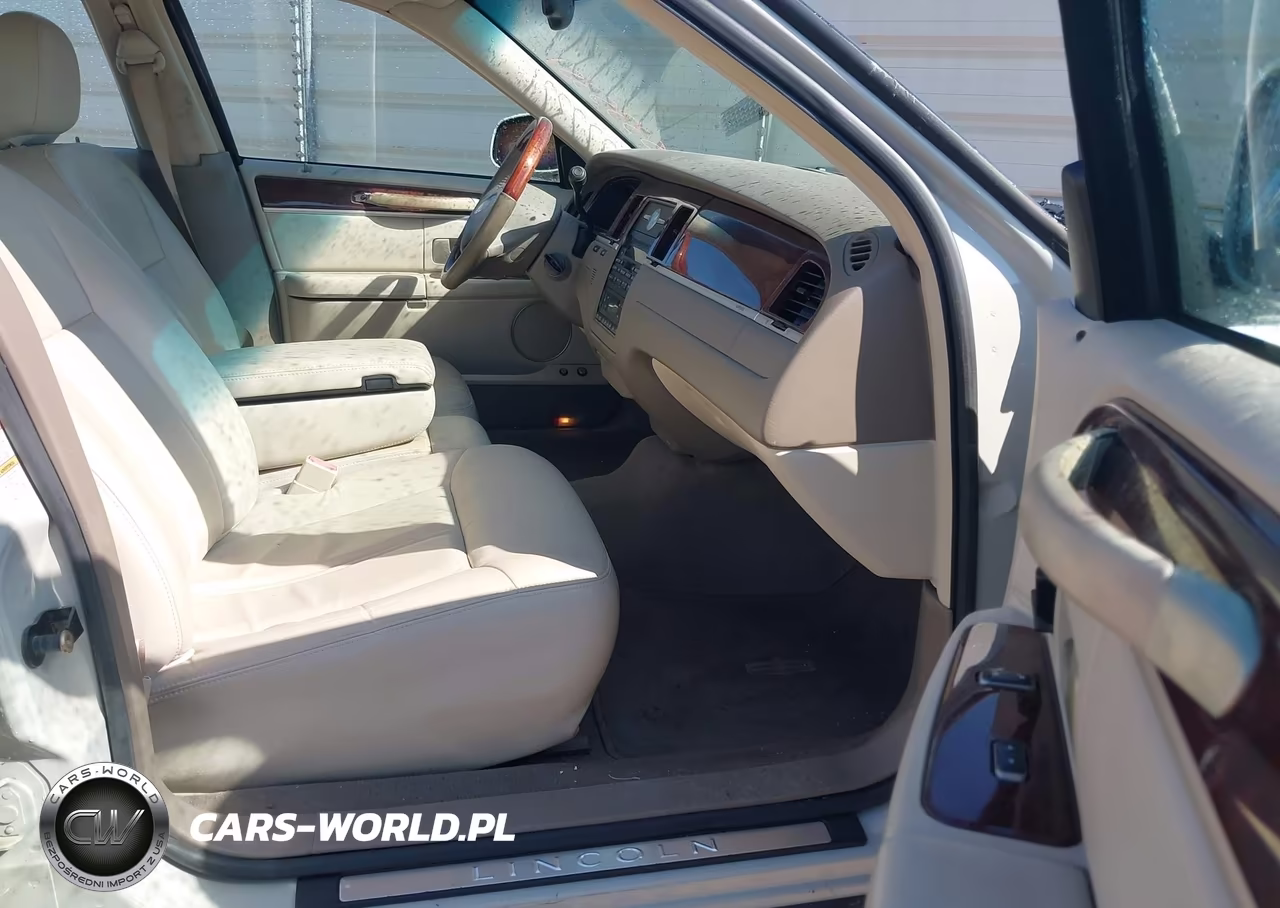 2004 Lincoln Town Car Ultimate VIN:1LNHM83W74Y657483 - 5