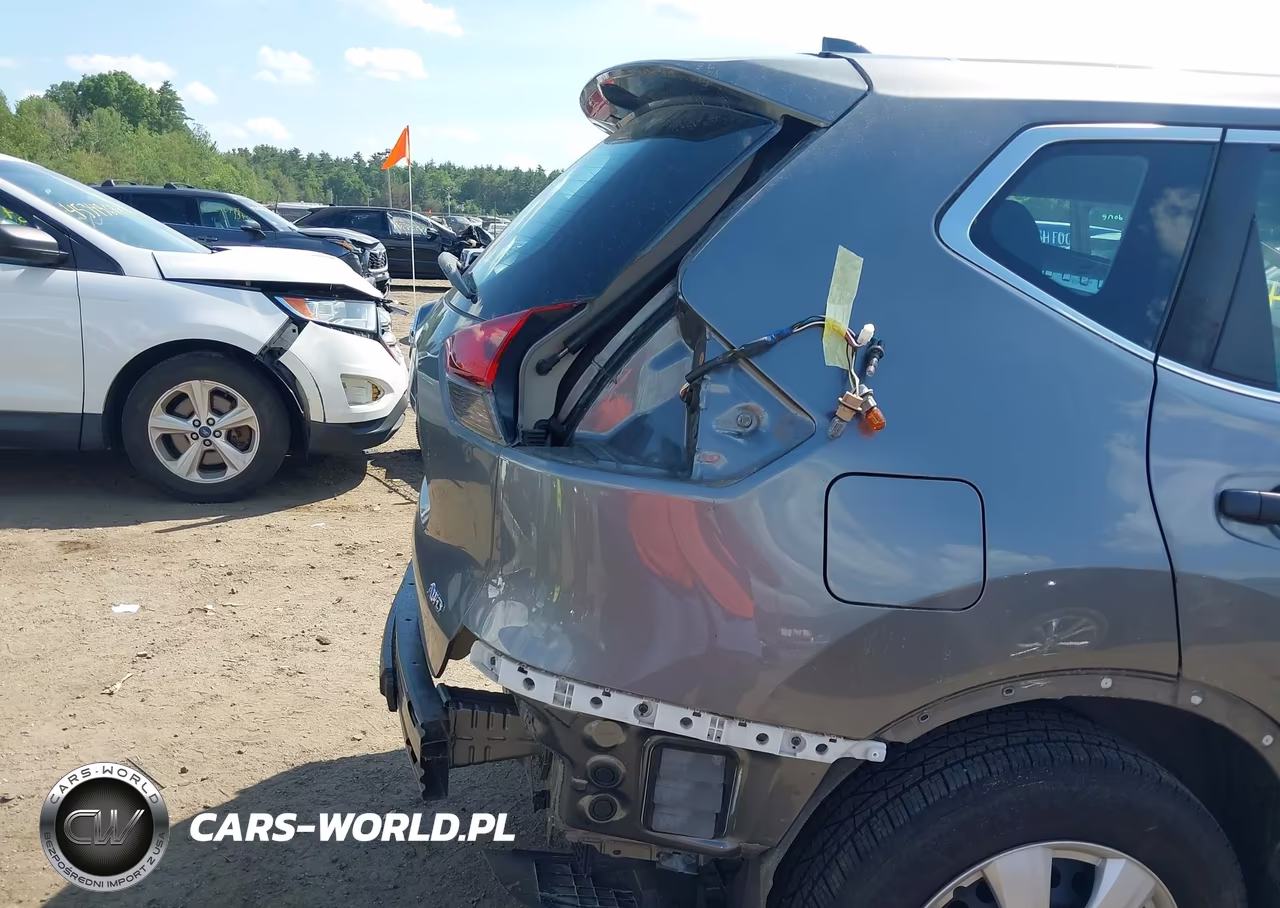 2017 Nissan Rogue S VIN:5N1AT2MV9HC800072 - 18