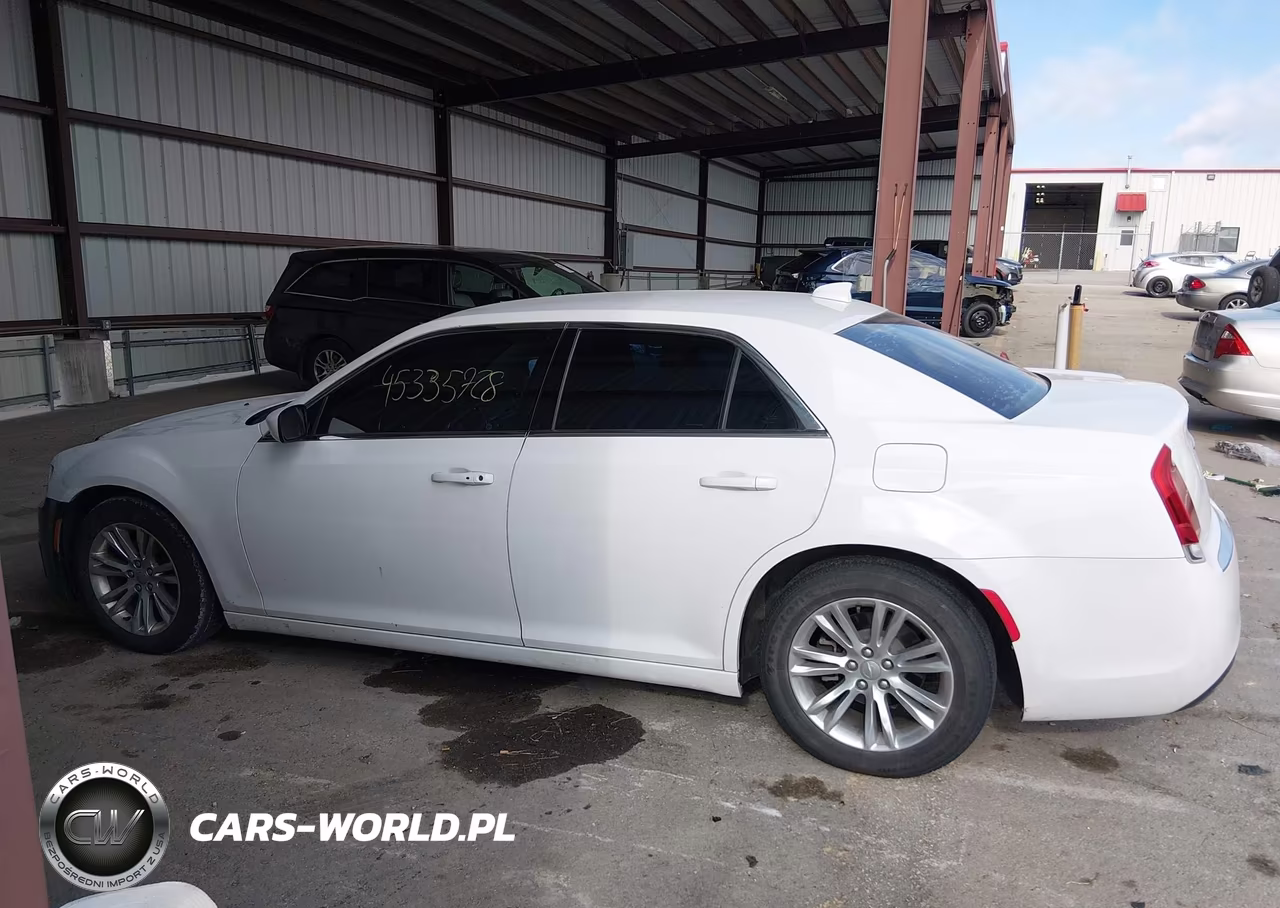 2018 Chrysler 300 Touring VIN:2C3CCAAG8JH249508 - 15