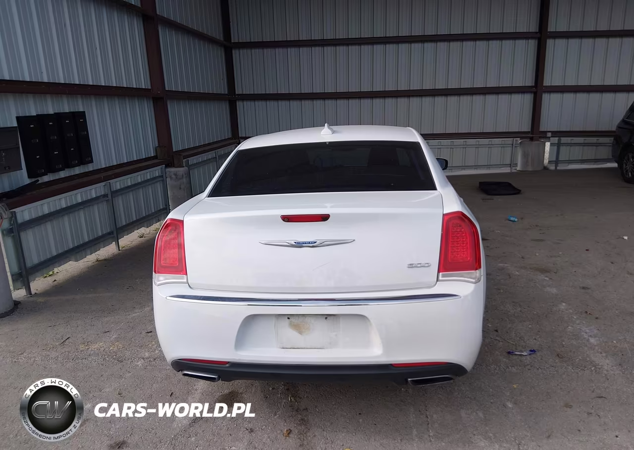 2018 Chrysler 300 Touring VIN:2C3CCAAG8JH249508 - 17