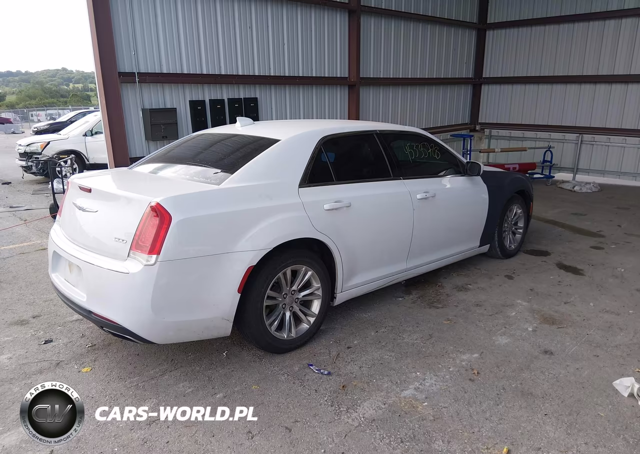 2018 Chrysler 300 Touring VIN:2C3CCAAG8JH249508 - 4