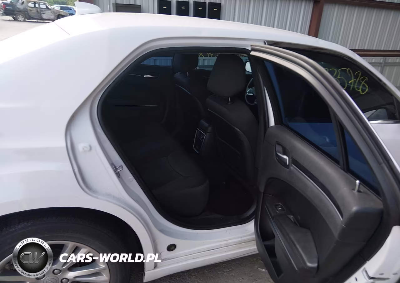 2018 Chrysler 300 Touring VIN:2C3CCAAG8JH249508 - 8