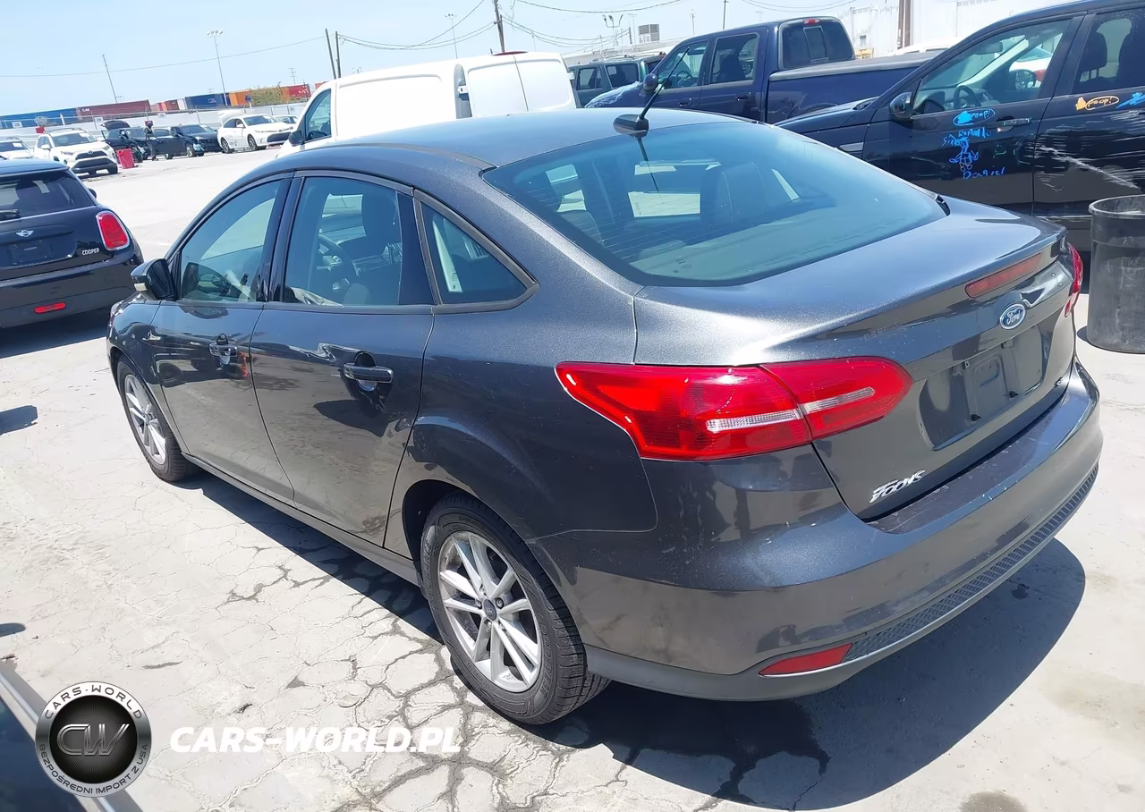 2017 Ford Focus Se VIN:1FADP3F23HL300400 - 3