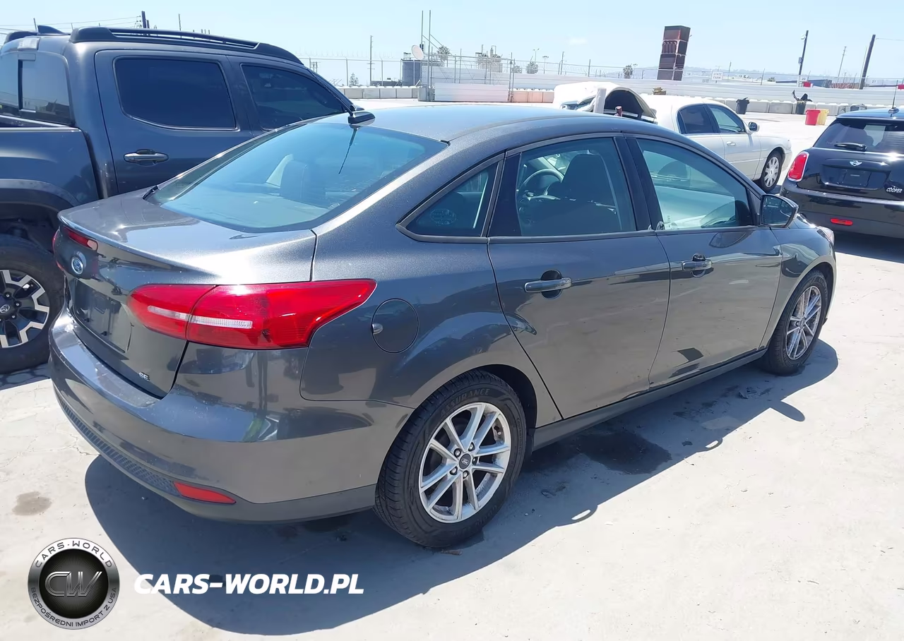 2017 Ford Focus Se VIN:1FADP3F23HL300400 - 4