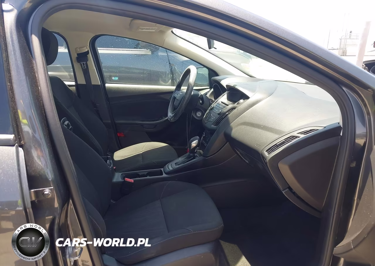 2017 Ford Focus Se VIN:1FADP3F23HL300400 - 5
