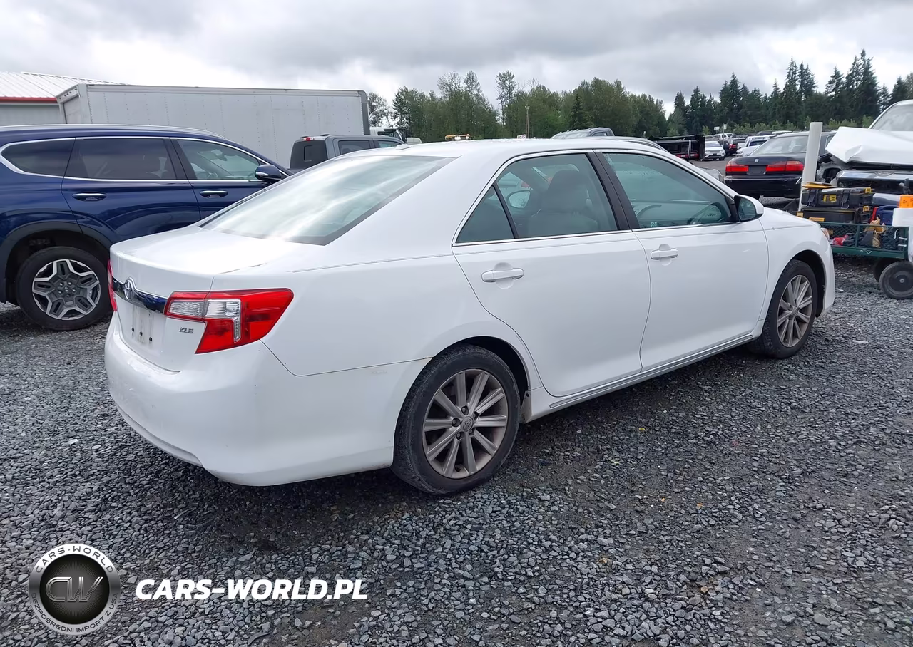 2014 Toyota Camry Xle VIN:4T4BF1FKXER377359 - 4