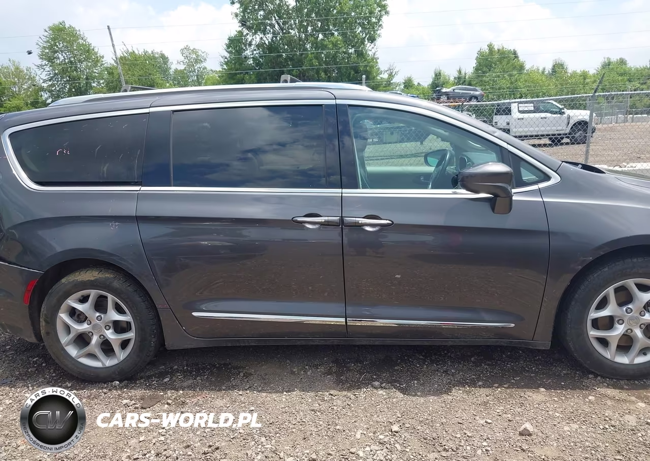 2017 Chrysler Pacifica Touring-L Plus VIN:2C4RC1EG9HR591375 - 13