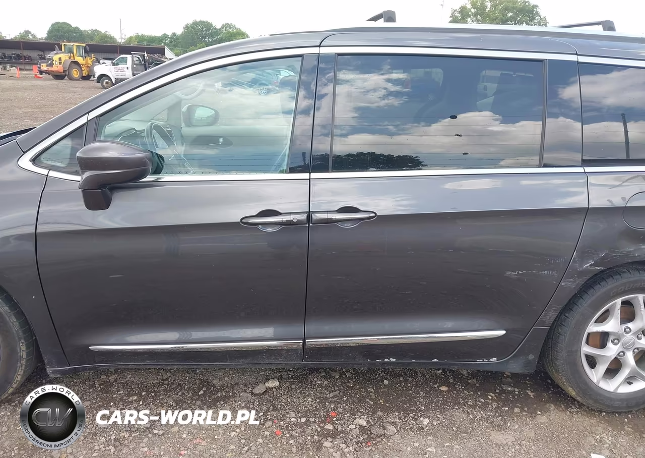 2017 Chrysler Pacifica Touring-L Plus VIN:2C4RC1EG9HR591375 - 14