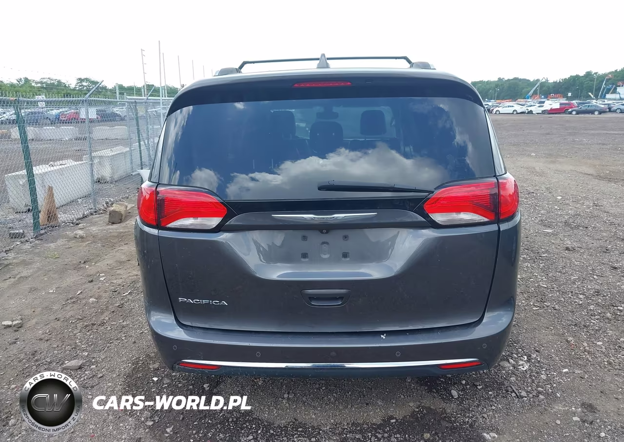 2017 Chrysler Pacifica Touring-L Plus VIN:2C4RC1EG9HR591375 - 16