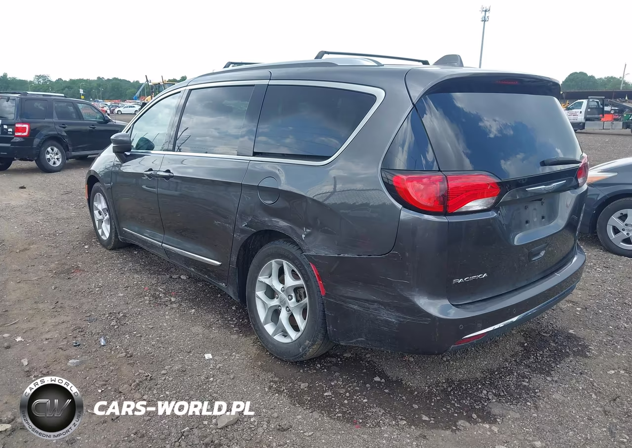 2017 Chrysler Pacifica Touring-L Plus VIN:2C4RC1EG9HR591375 - 3