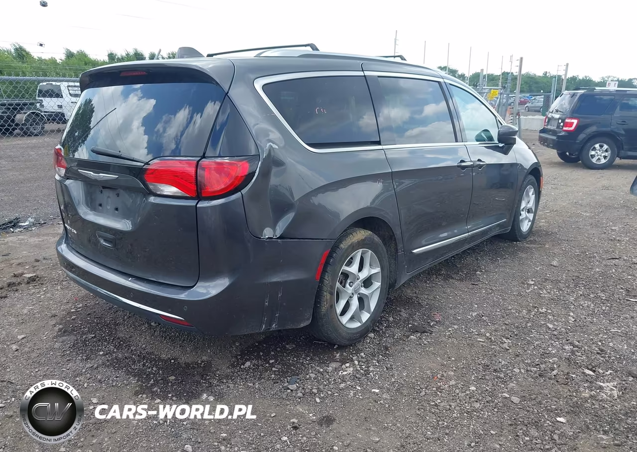 2017 Chrysler Pacifica Touring-L Plus VIN:2C4RC1EG9HR591375 - 4