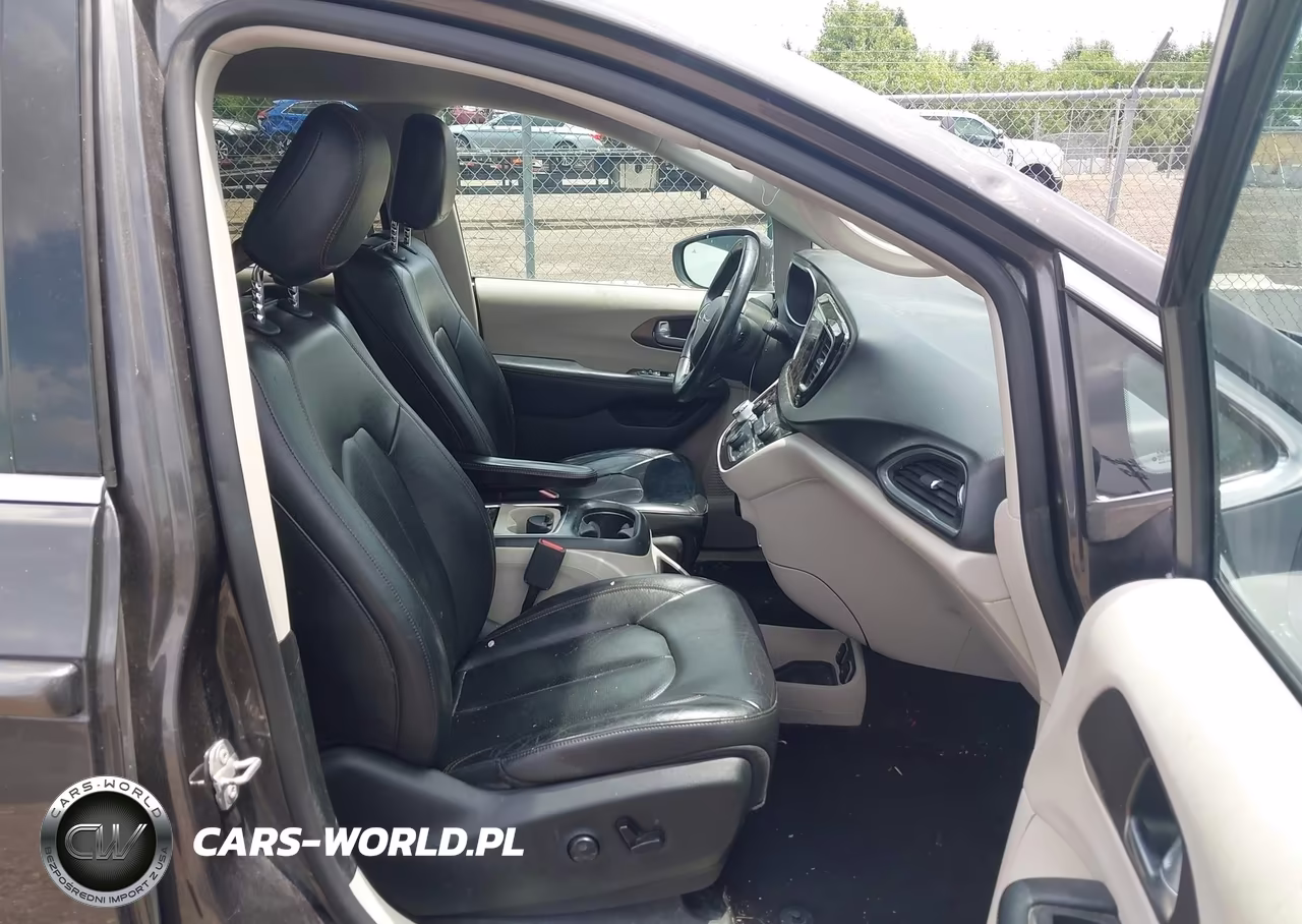 2017 Chrysler Pacifica Touring-L Plus VIN:2C4RC1EG9HR591375 - 5