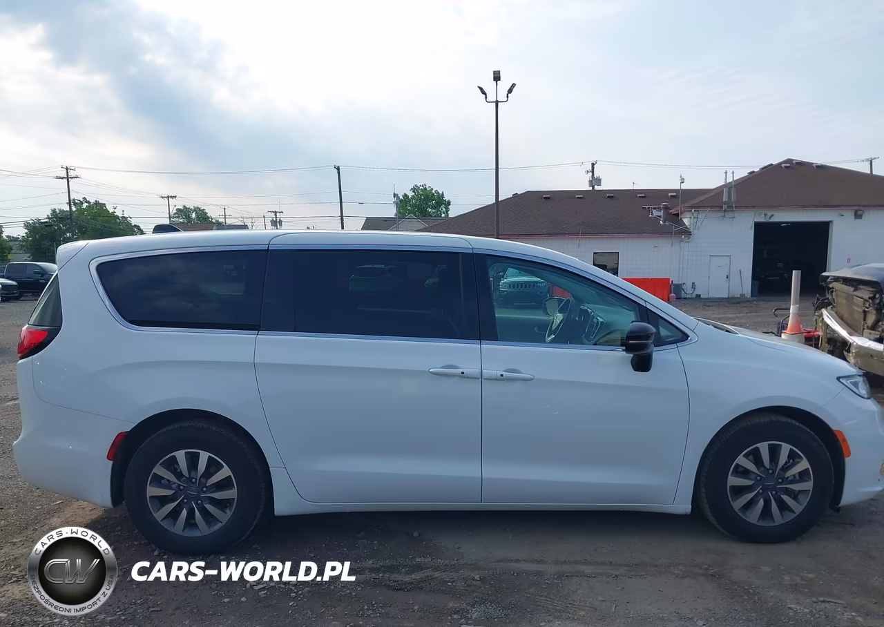 2024 Chrysler Pacifica Hybrid Select VIN:2C4RC1S75RR118272 - 13