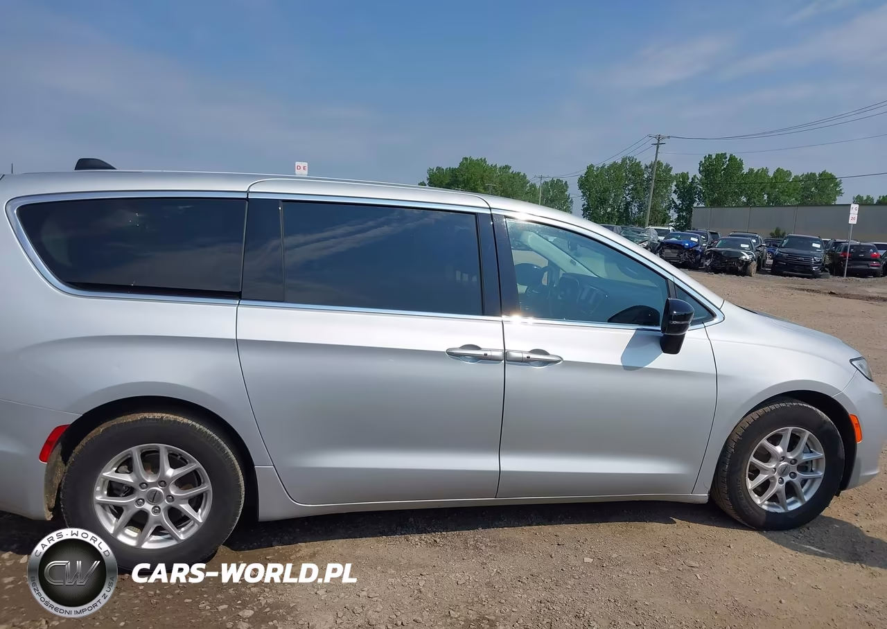2024 Chrysler Pacifica Touring L VIN:2C4RC1BG3RR132719 - 13