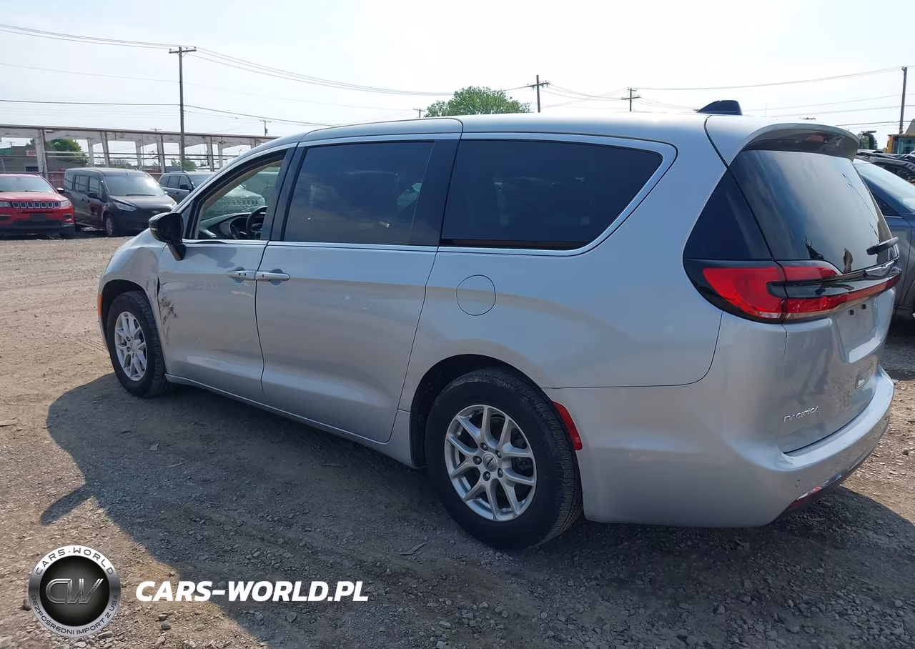 2024 Chrysler Pacifica Touring L VIN:2C4RC1BG3RR132719 - 3