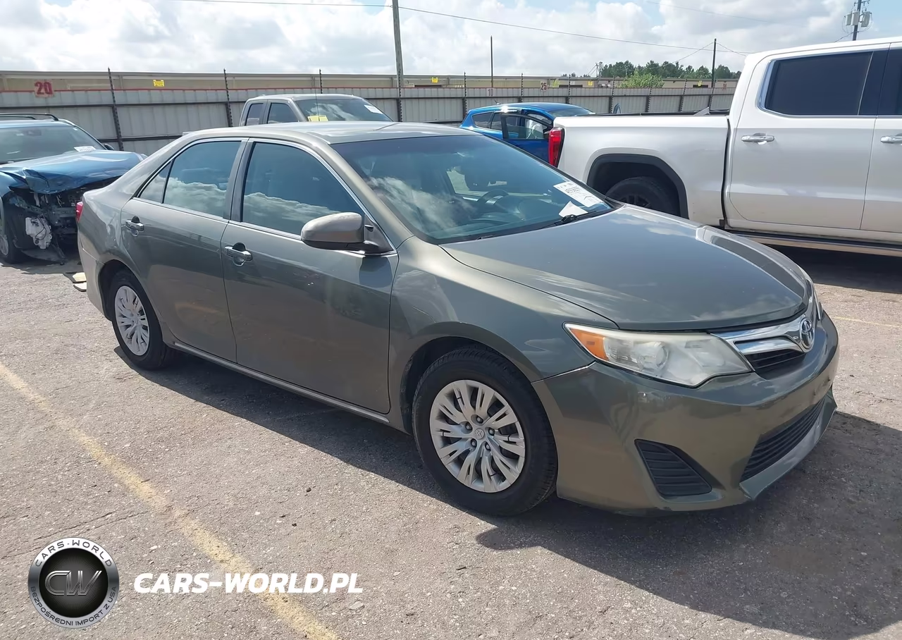2014 Toyota Camry Le – zdjęcie 1 z 16