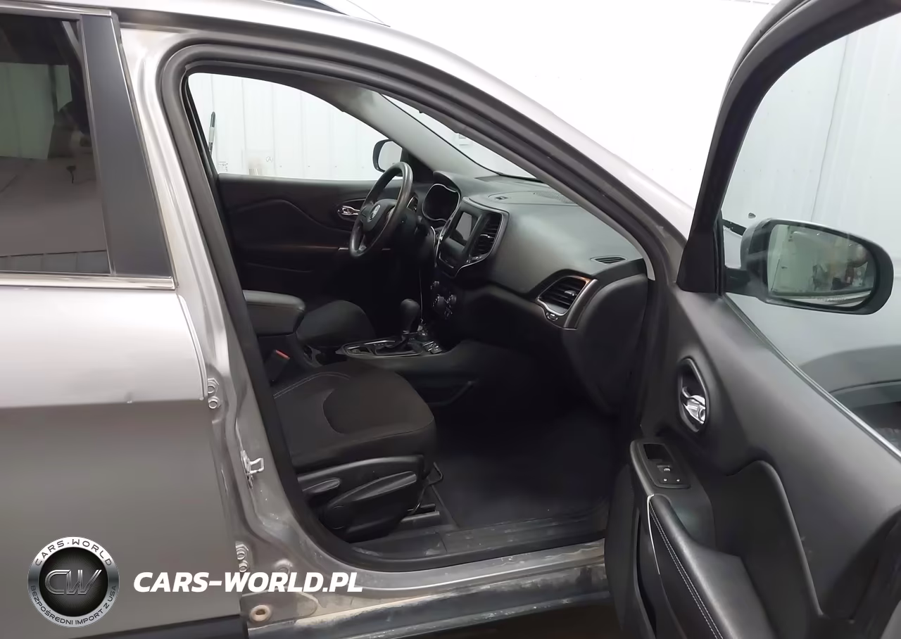 2019 Jeep Cherokee Latitude 4X4 VIN:1C4PJMCB3KD440449 - 5
