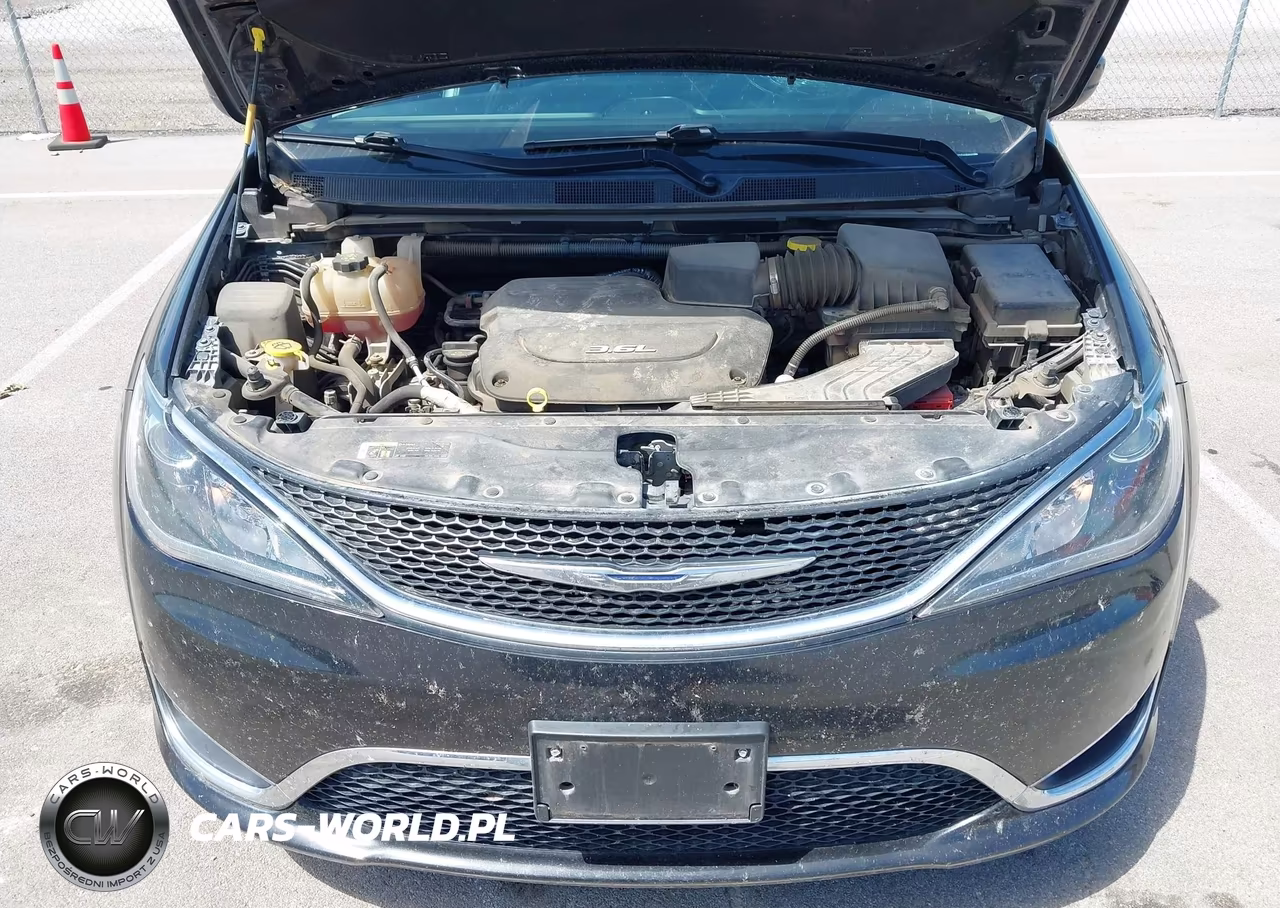2018 Chrysler Pacifica Touring L VIN:2C4RC1BG8JR235932 - 10