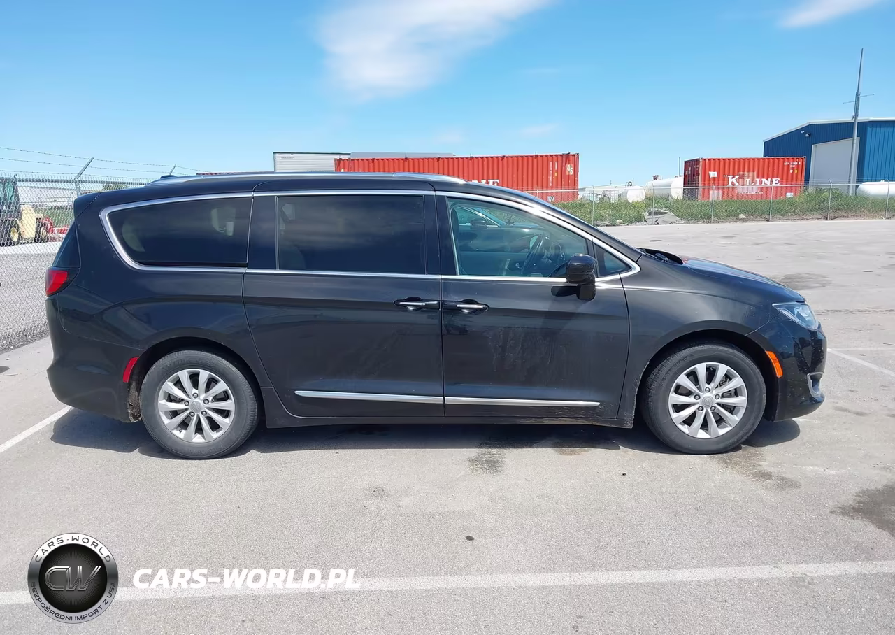 2018 Chrysler Pacifica Touring L VIN:2C4RC1BG8JR235932 - 13