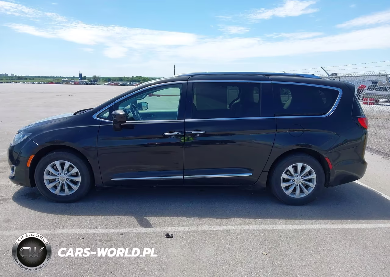 2018 Chrysler Pacifica Touring L VIN:2C4RC1BG8JR235932 - 14
