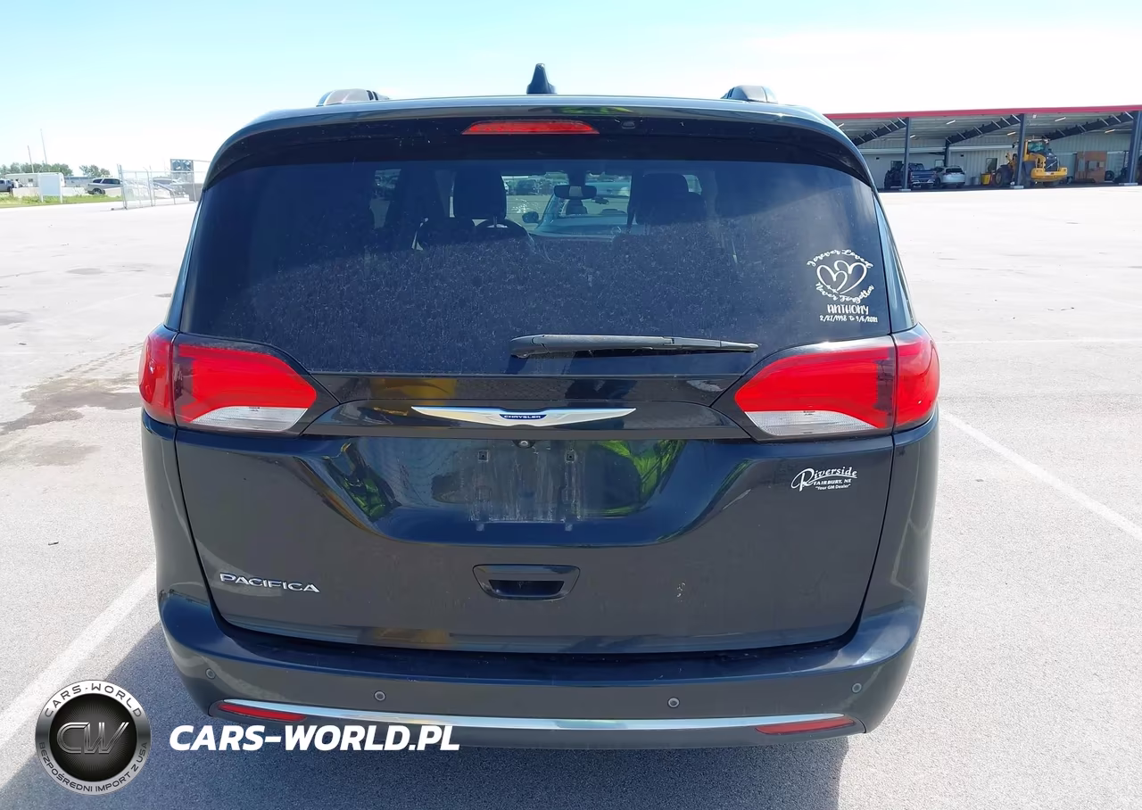 2018 Chrysler Pacifica Touring L VIN:2C4RC1BG8JR235932 - 16