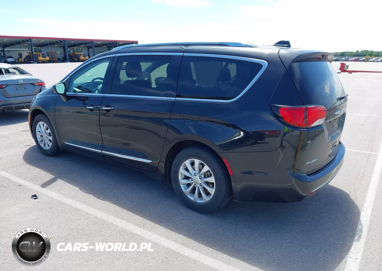 2018 Chrysler Pacifica Touring L VIN:2C4RC1BG8JR235932 - 3