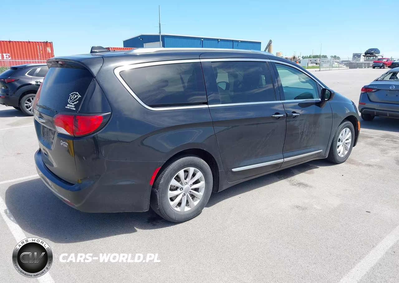 2018 Chrysler Pacifica Touring L VIN:2C4RC1BG8JR235932 - 4