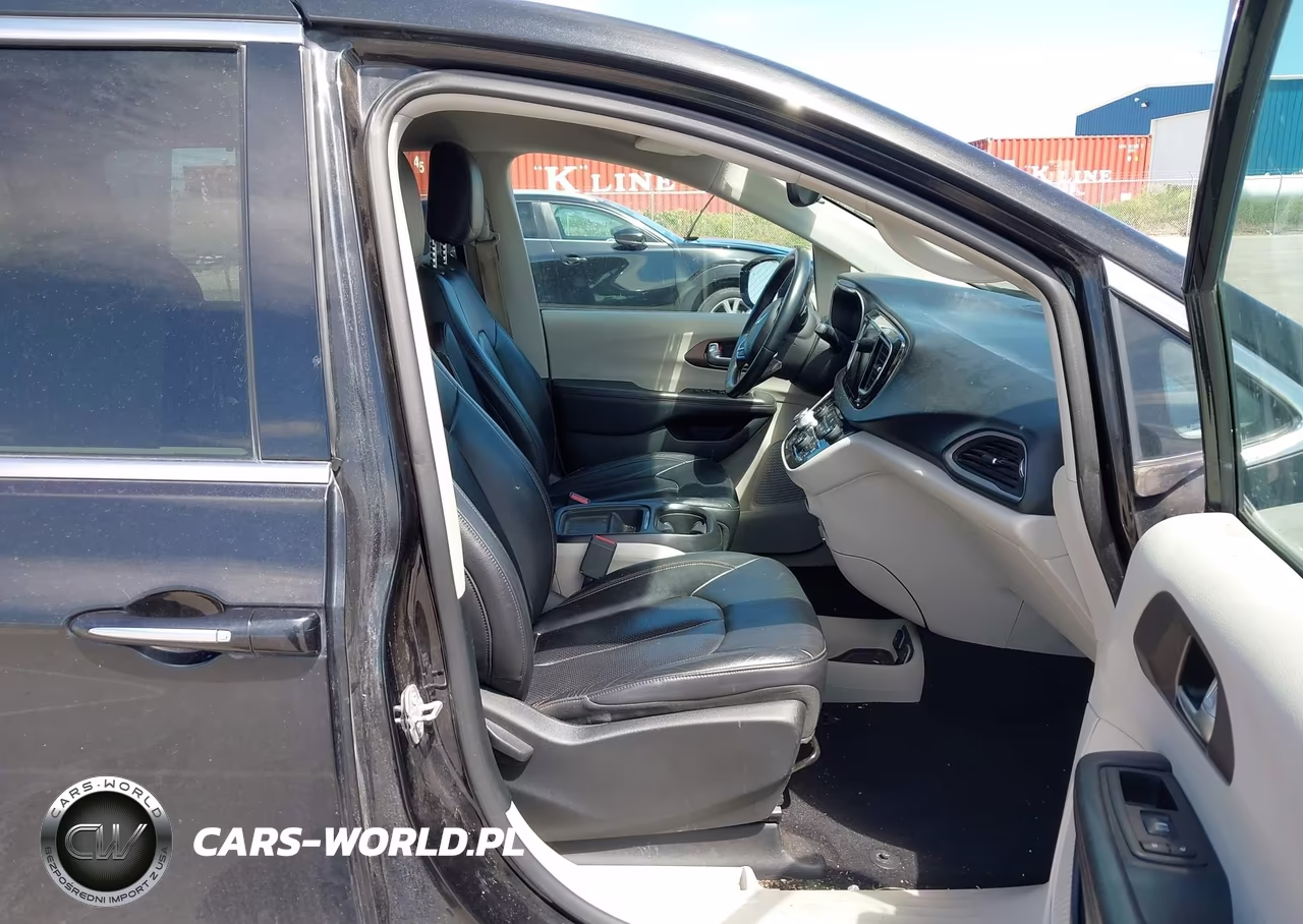 2018 Chrysler Pacifica Touring L VIN:2C4RC1BG8JR235932 - 5