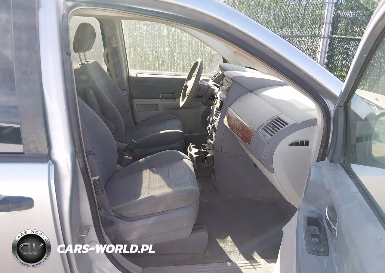 2008 Chrysler Town & Country Lx VIN:2A8HR44H78R674964 - 5