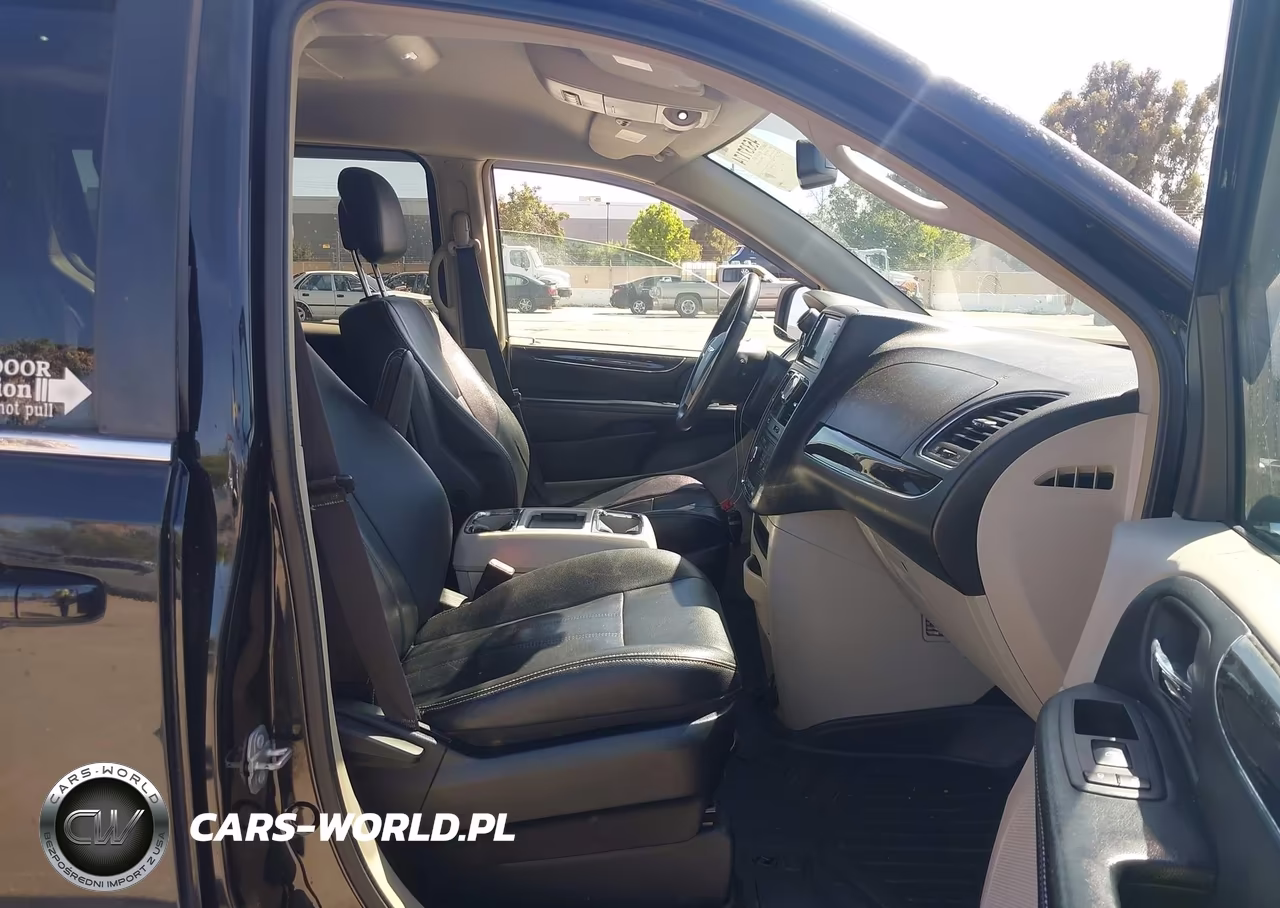 2015 Chrysler Town & Country Touring VIN:2C4RC1BG1FR726365 - 5
