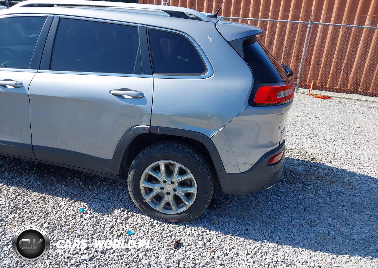 2015 Jeep Cherokee Latitude VIN:1C4PJMCS9FW600215 - 17