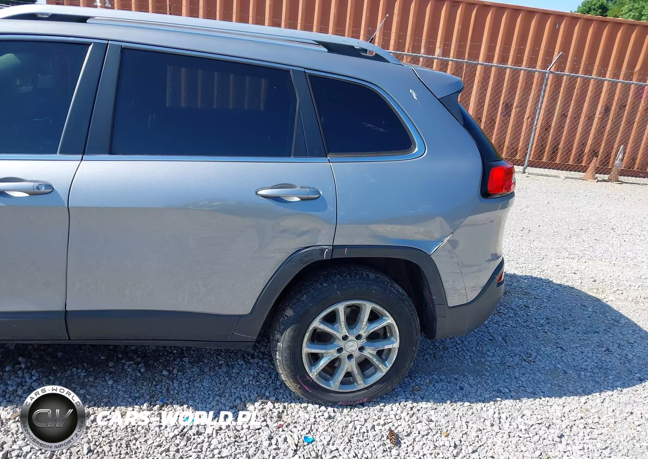 2015 Jeep Cherokee Latitude VIN:1C4PJMCS9FW600215 - 18