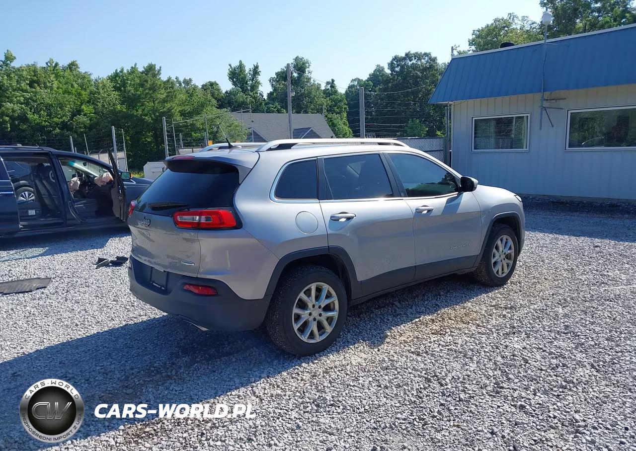 2015 Jeep Cherokee Latitude VIN:1C4PJMCS9FW600215 - 4
