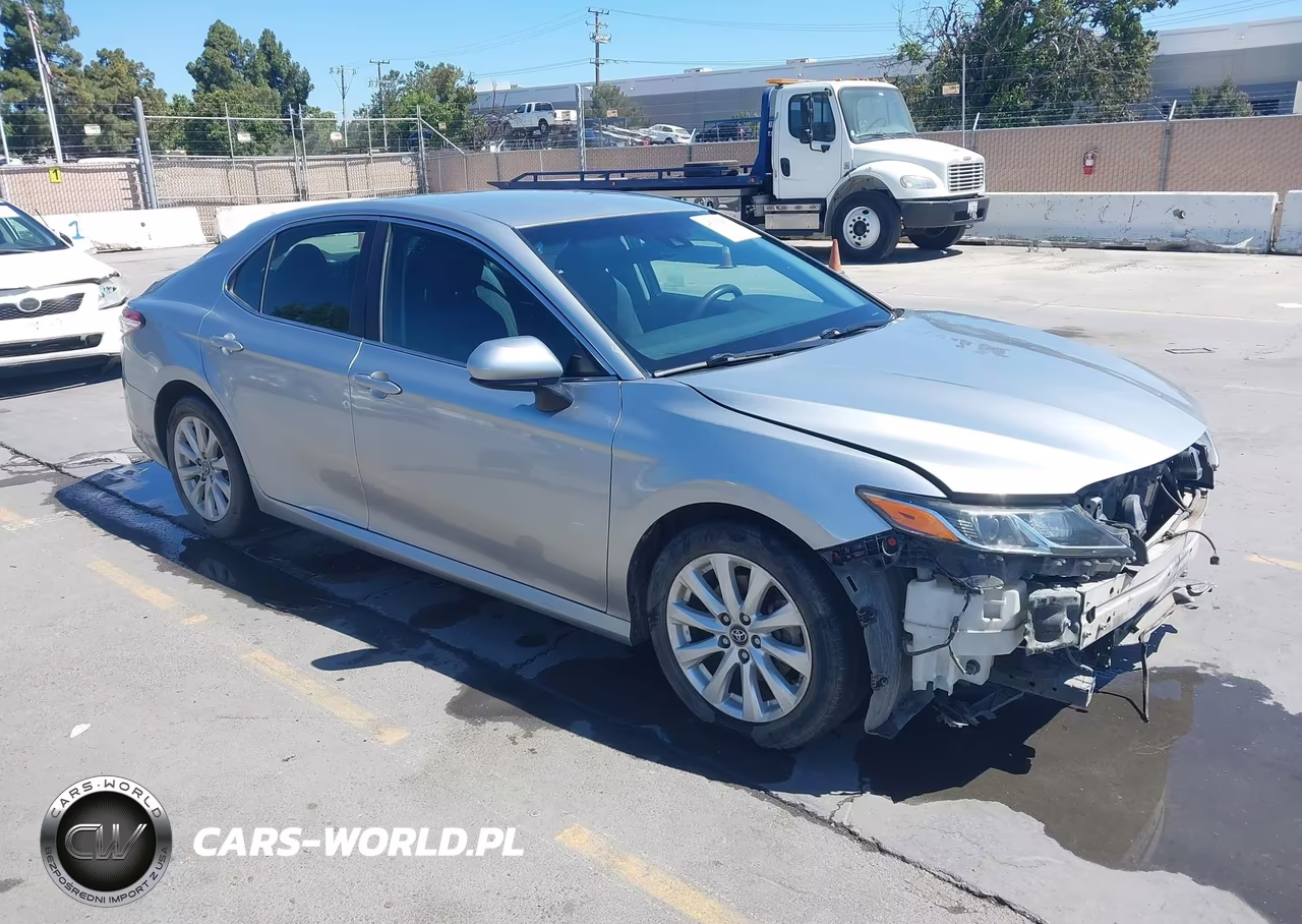 2018 Toyota Camry Le – zdjęcie 1 z 17