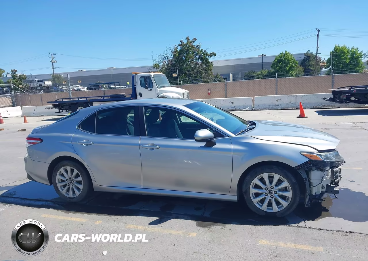 2018 Toyota Camry Le VIN:4T1B11HK4JU073749 - 14
