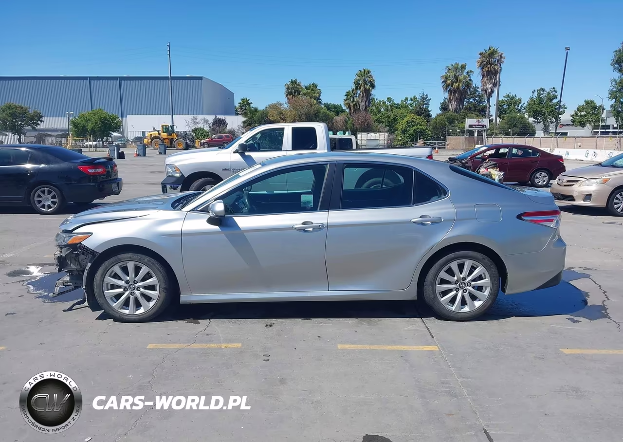 2018 Toyota Camry Le VIN:4T1B11HK4JU073749 - 15
