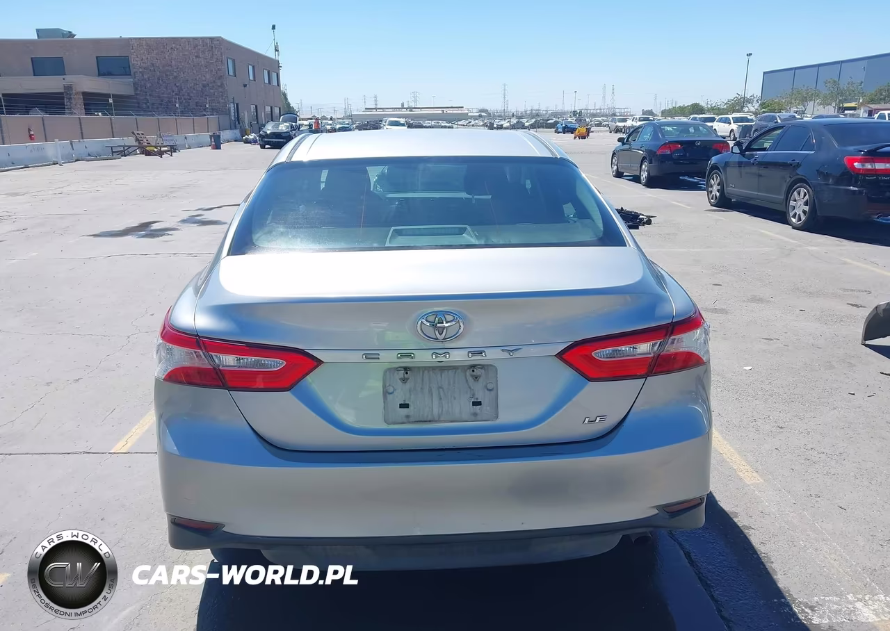 2018 Toyota Camry Le VIN:4T1B11HK4JU073749 - 17