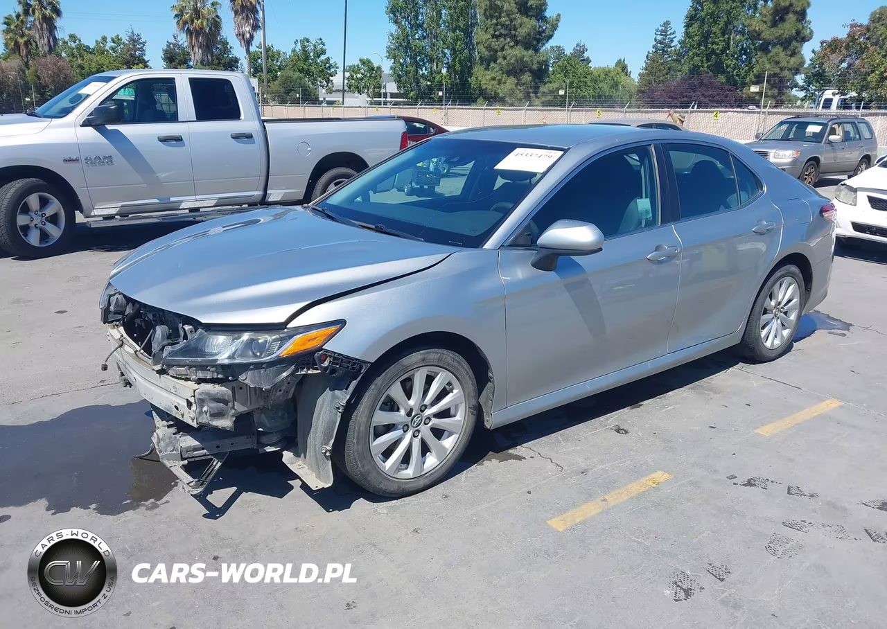 2018 Toyota Camry Le VIN:4T1B11HK4JU073749 - 2