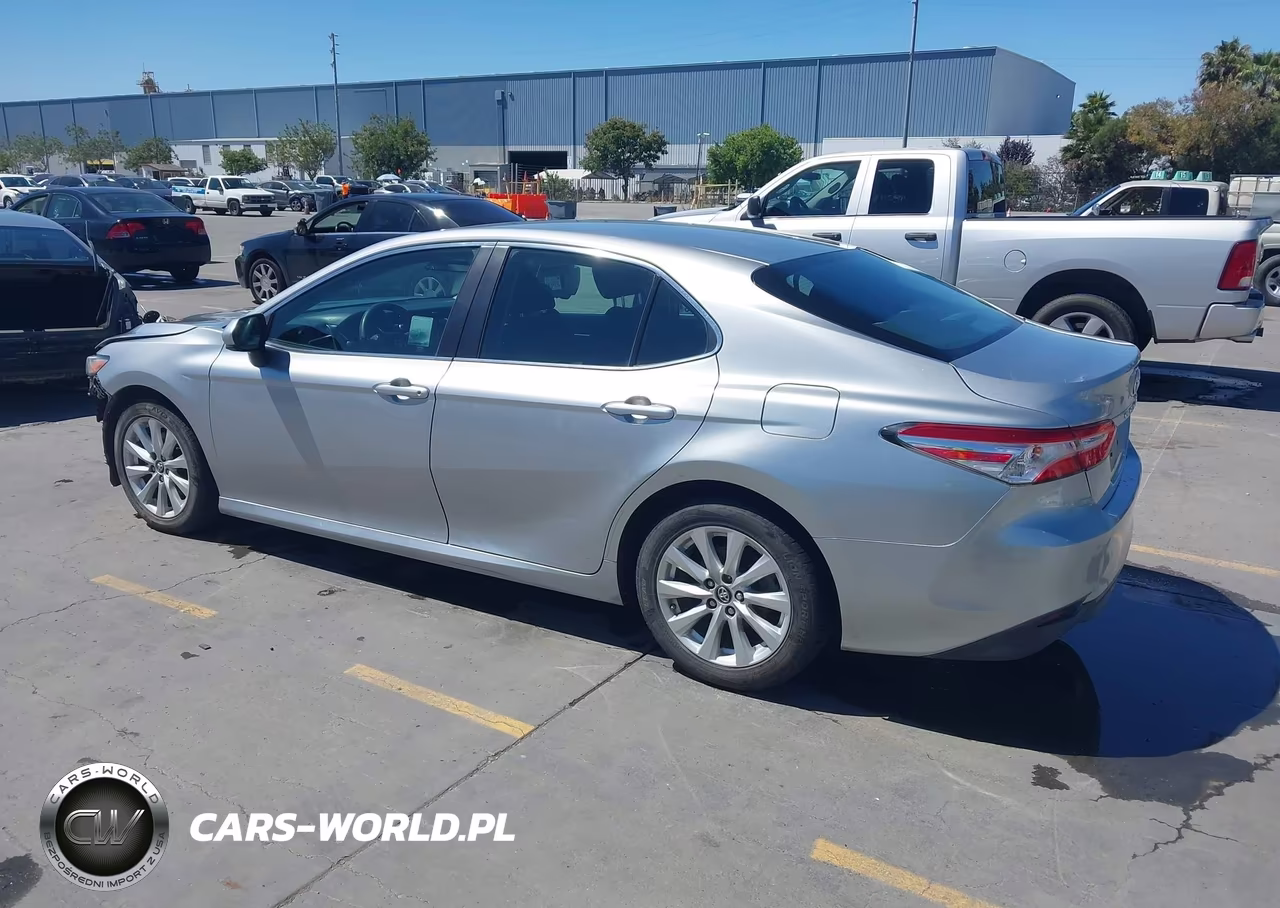 2018 Toyota Camry Le VIN:4T1B11HK4JU073749 - 3
