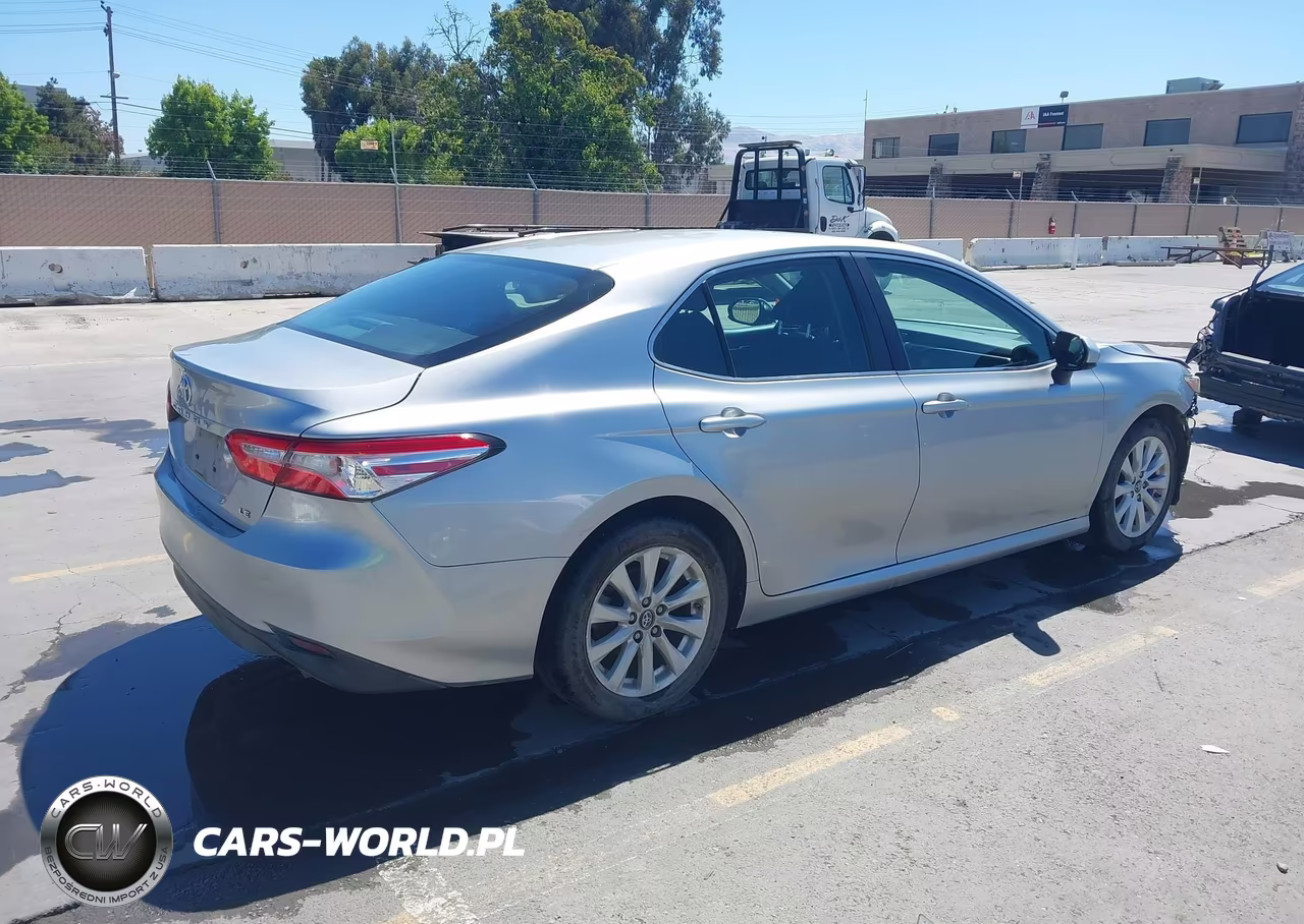 2018 Toyota Camry Le VIN:4T1B11HK4JU073749 - 4