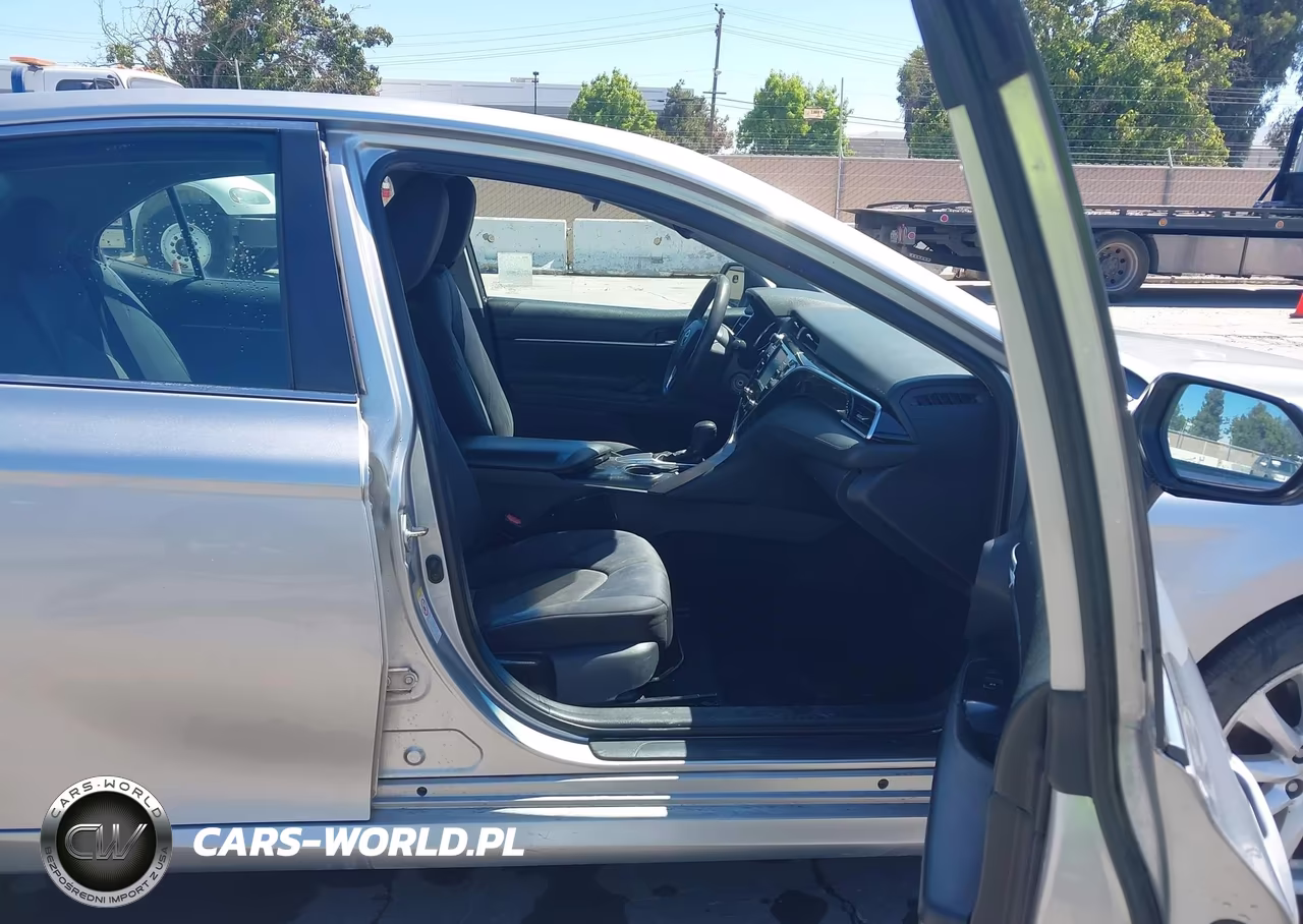 2018 Toyota Camry Le VIN:4T1B11HK4JU073749 - 5