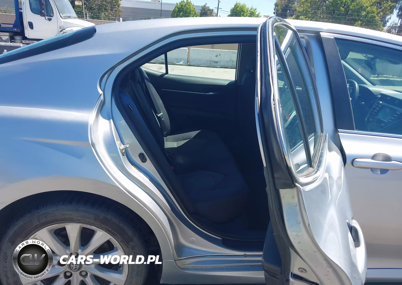 2018 Toyota Camry Le VIN:4T1B11HK4JU073749 - 8