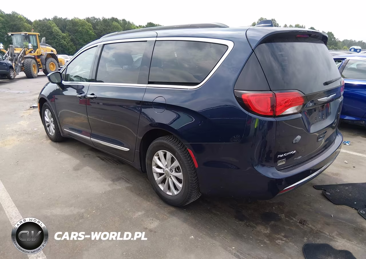 2017 Chrysler Pacifica Touring-L VIN:2C4RC1BG5HR610038 - 3