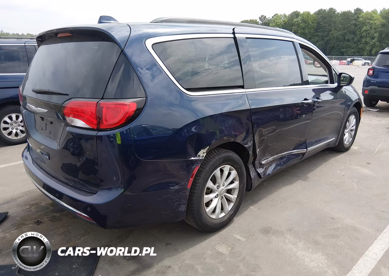 2017 Chrysler Pacifica Touring-L VIN:2C4RC1BG5HR610038 - 4