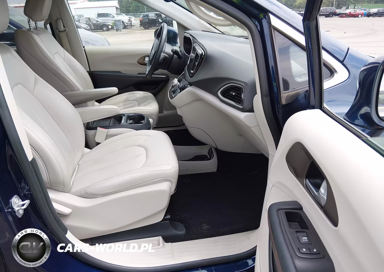2017 Chrysler Pacifica Touring-L VIN:2C4RC1BG5HR610038 - 5