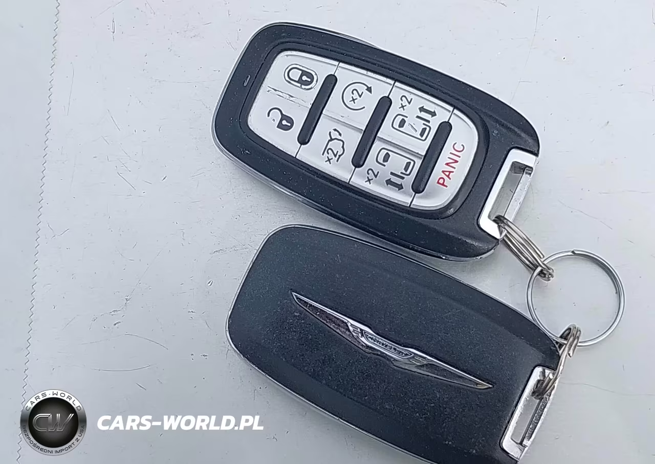 2018 Chrysler Pacifica Touring L VIN:2C4RC1BG0JR235942 - 11