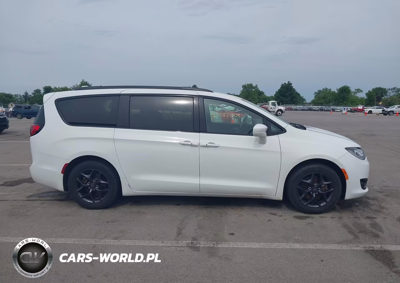 2018 Chrysler Pacifica Touring L VIN:2C4RC1BG0JR235942 - 13