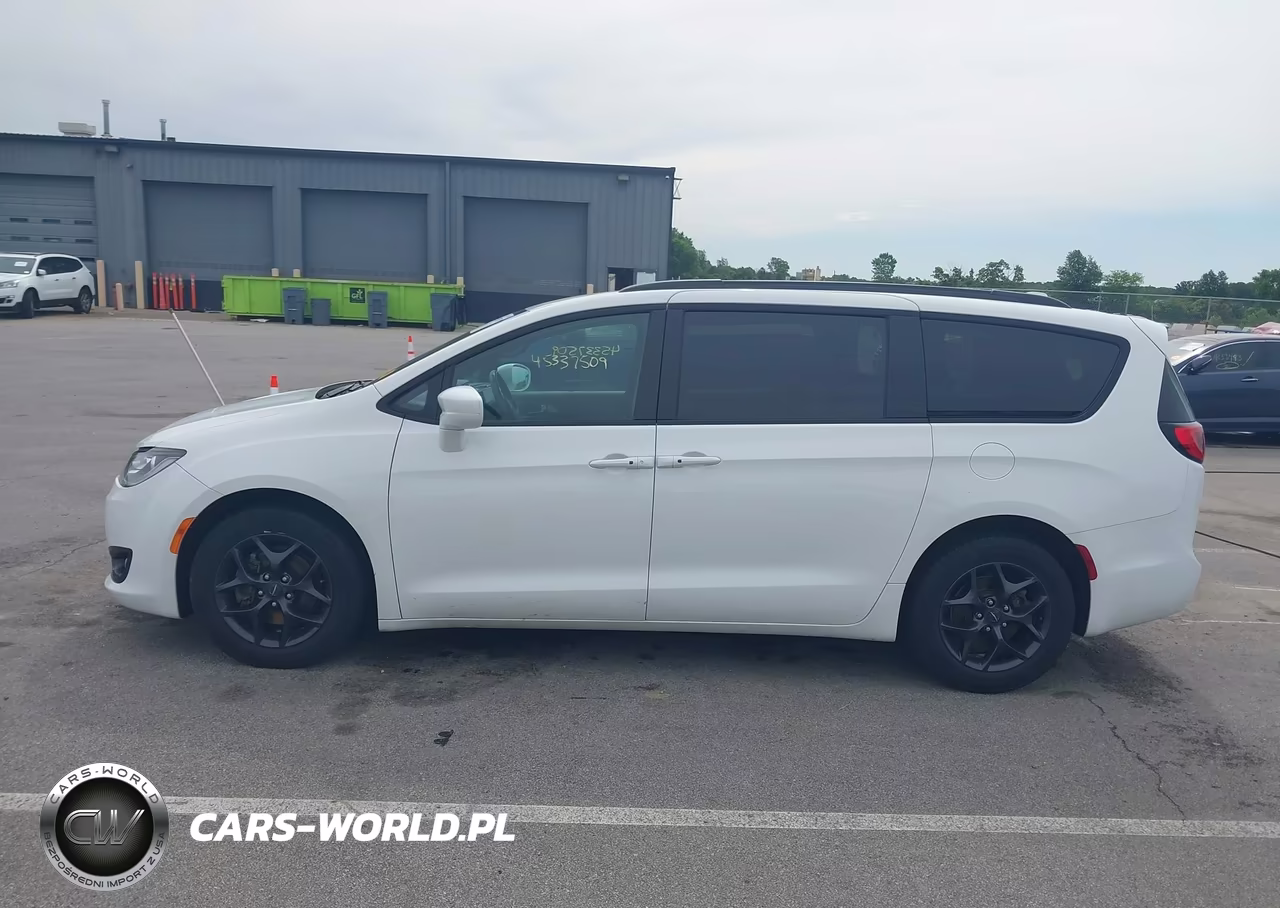 2018 Chrysler Pacifica Touring L VIN:2C4RC1BG0JR235942 - 14