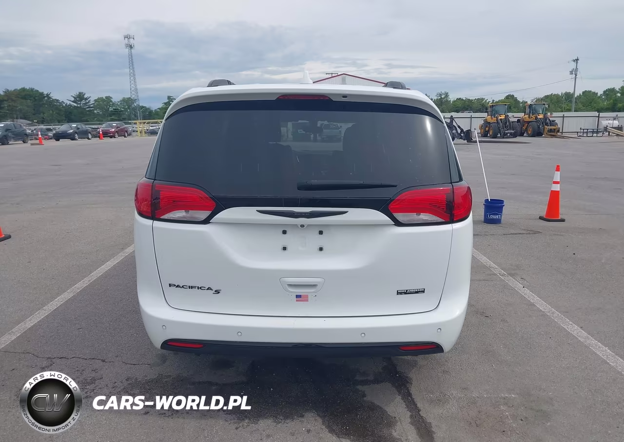 2018 Chrysler Pacifica Touring L VIN:2C4RC1BG0JR235942 - 16