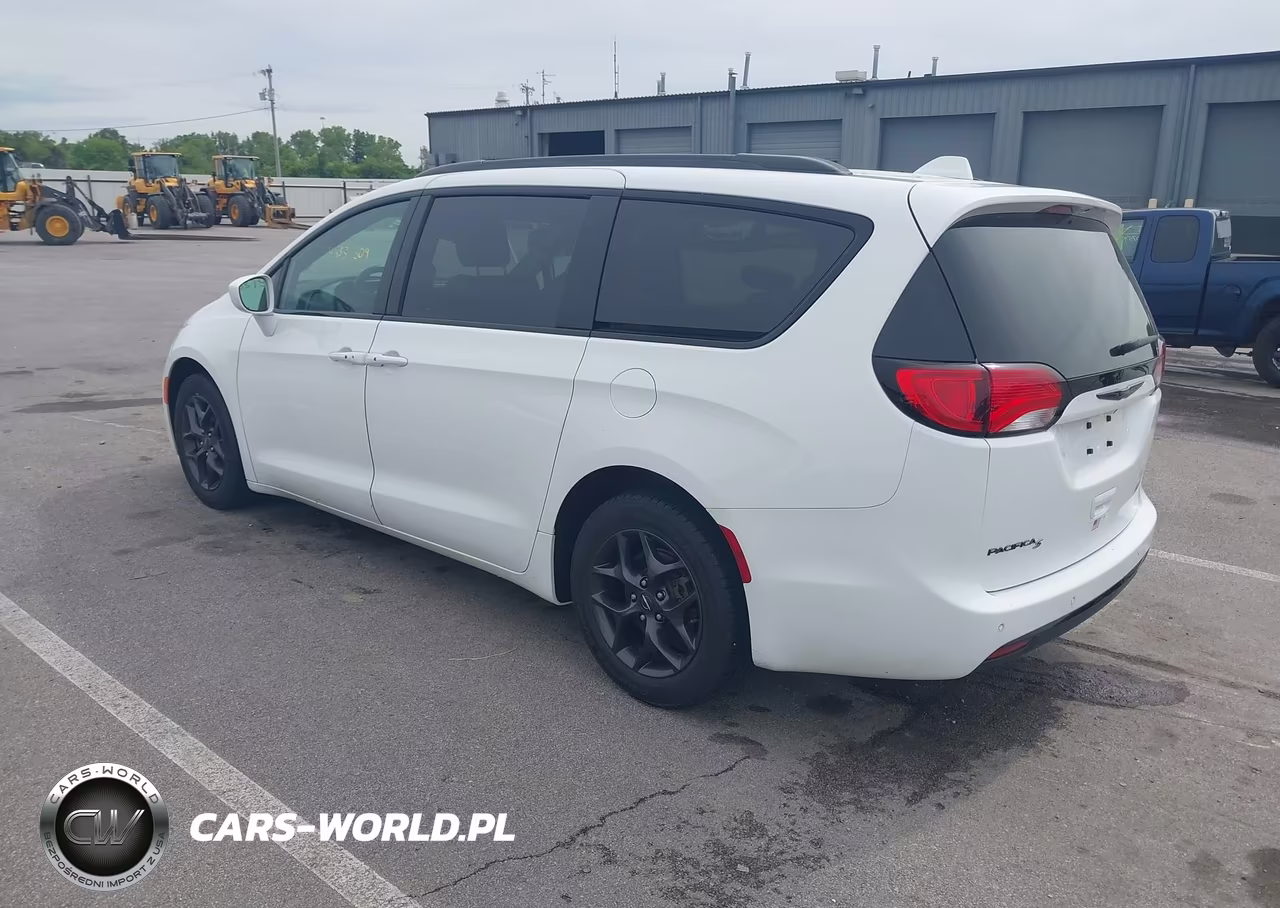 2018 Chrysler Pacifica Touring L VIN:2C4RC1BG0JR235942 - 3